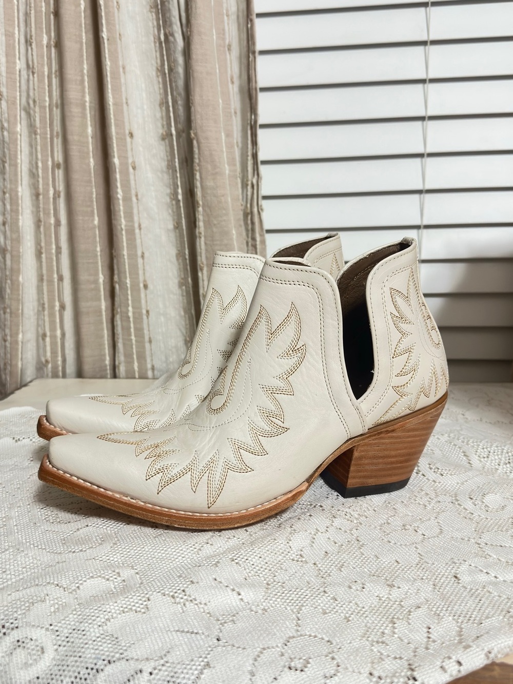 NWOT Sz 9.5 ARIAT Ivory Western Cutout Ankle Boots - Women snip toe